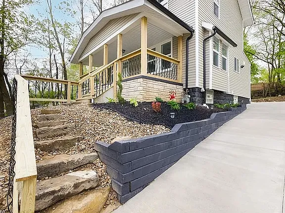 718 Easter Ave — exterior photo