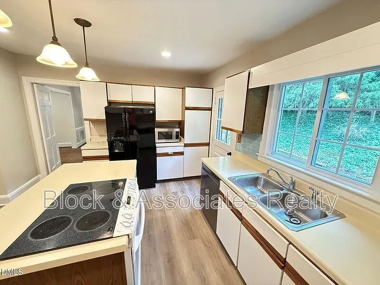 2667 Davis St — Photo 11