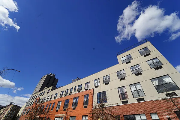 Rented by Manhattan Management LLC | media 24