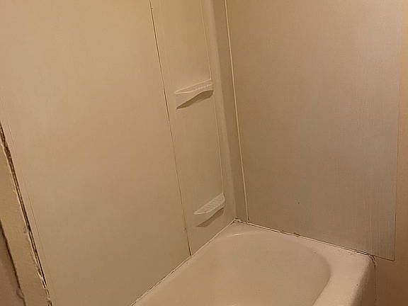 Bathroon with laundry