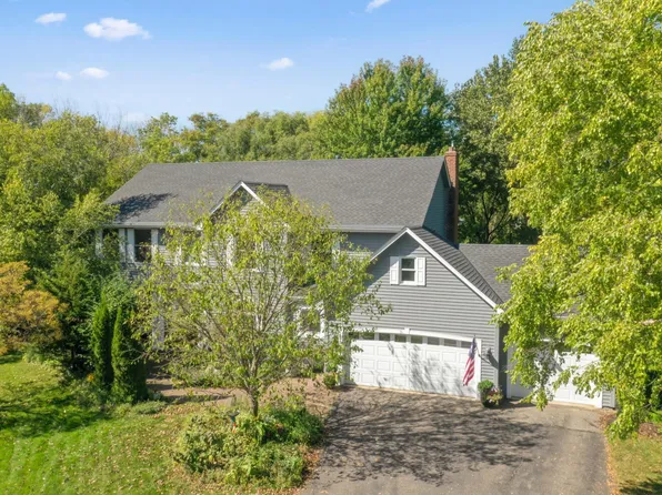 1350 Heather Ct, Chanhassen, MN 55317