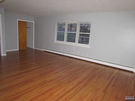 3rd image of 31 Honiss St