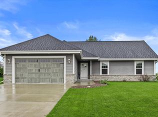 232 Farmstead Dr, Slinger, WI