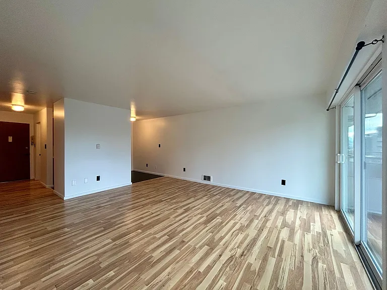 Escolier Apartments — Photo 6