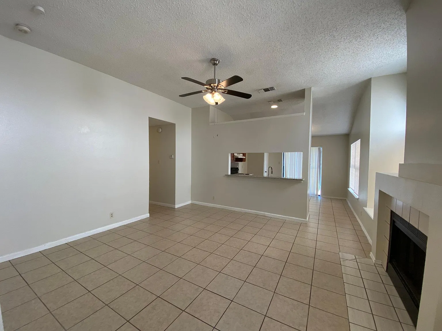 3 bed, 1032 sqft, $1,500 — Photo 2