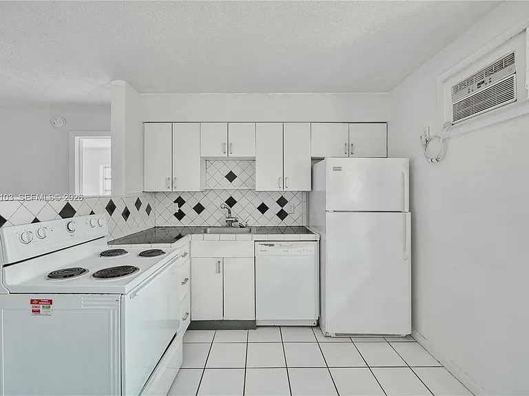 400 SE 31st St #6 — Photo 7