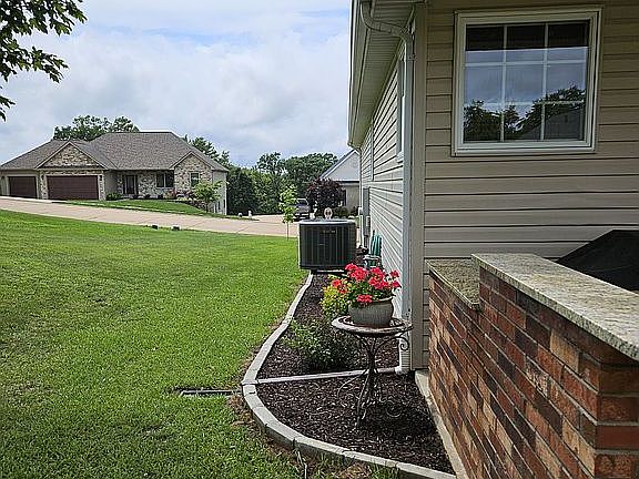 2nd image of 716 Windy Ridge Dr
