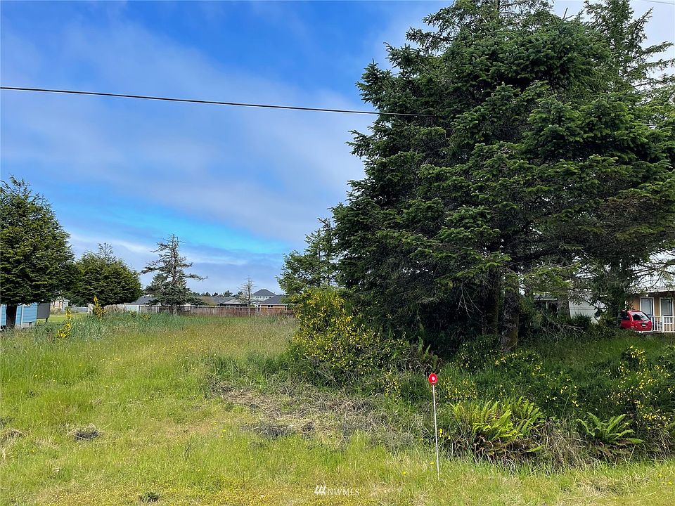 1st image of 549 Puffin Ave NE