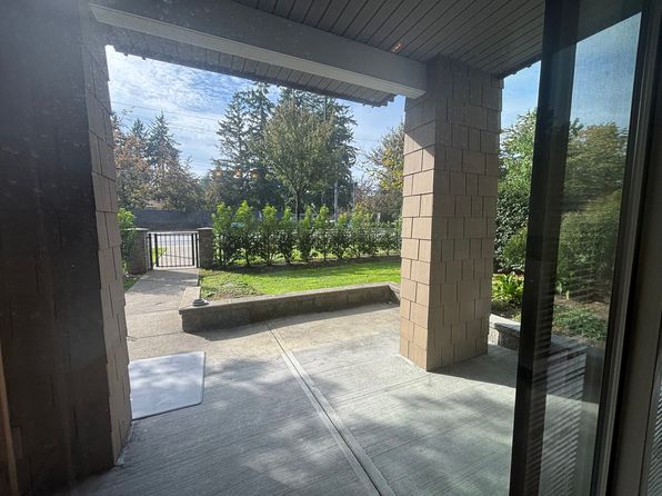 2 bedroom rental in Surrey — photo 15