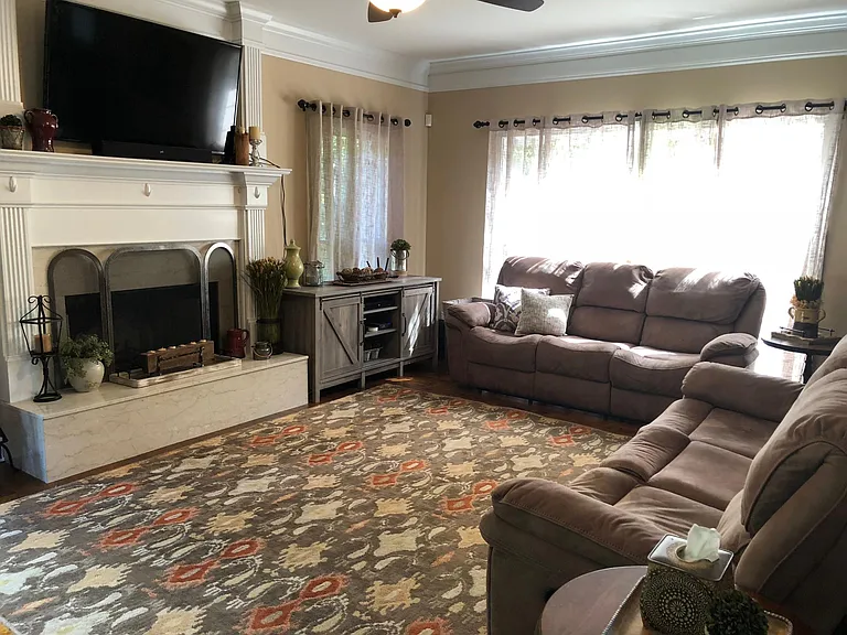1091 Holcomb Ct — Photo 2