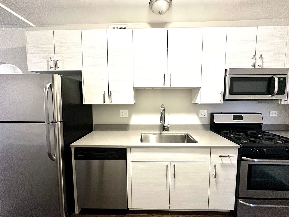 1st image of 2128 N Sawyer Ave #1E