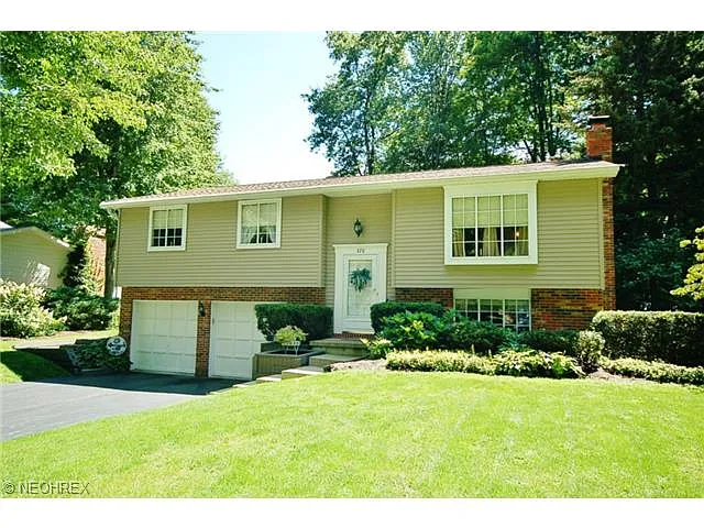 320 Greenbriar Dr photo 1