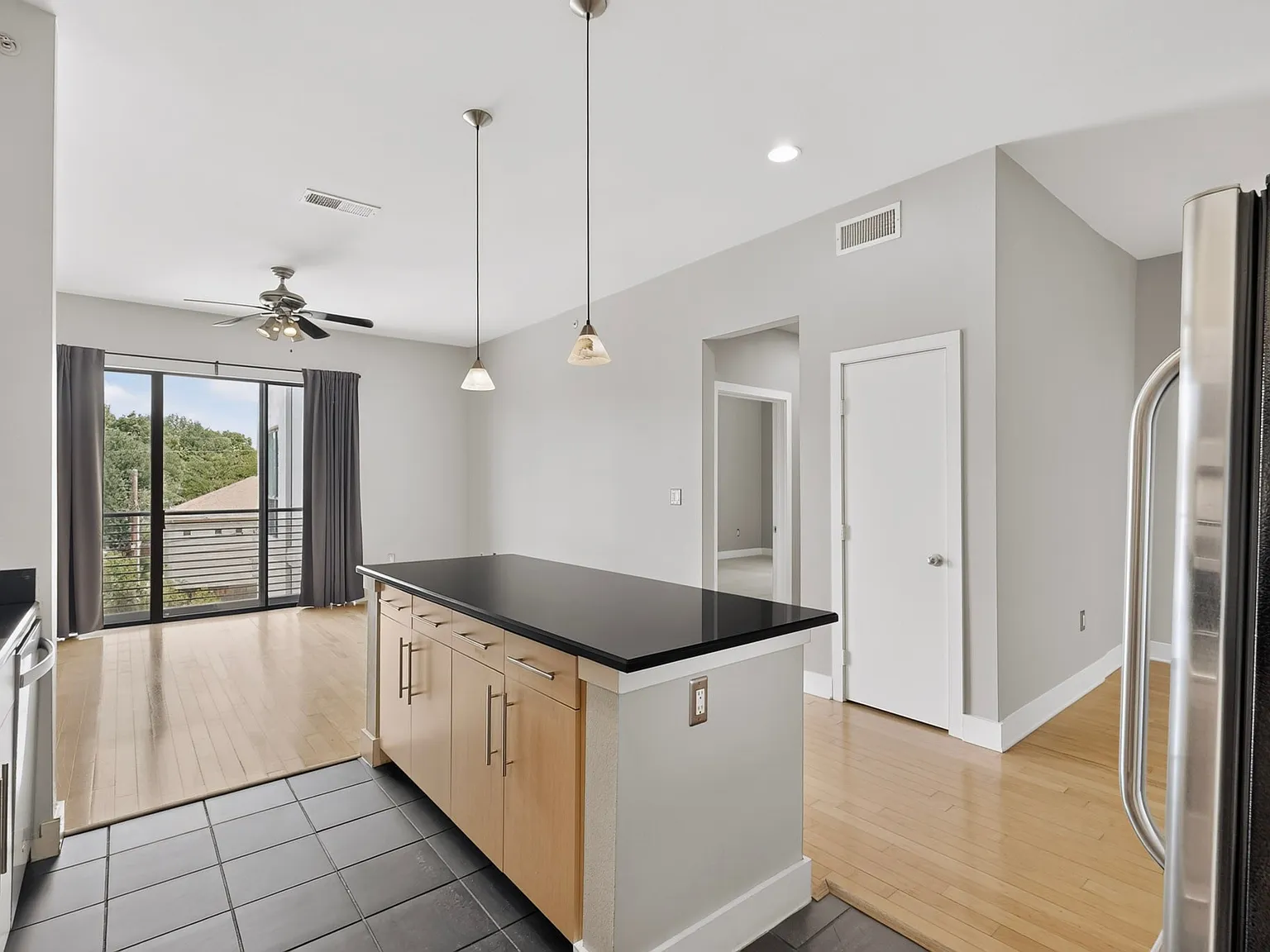 1 bed, 1015 sqft, $2,000 — Photo 3