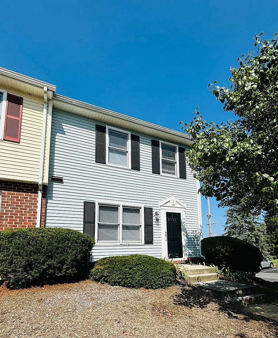 3 Bedroom, 2.5 Townhouse — Photo 1