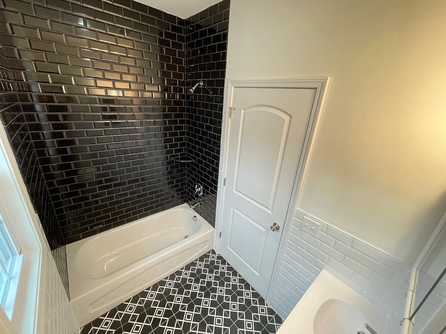 3 bed, 2500 sqft, $3,299 — Photo 4