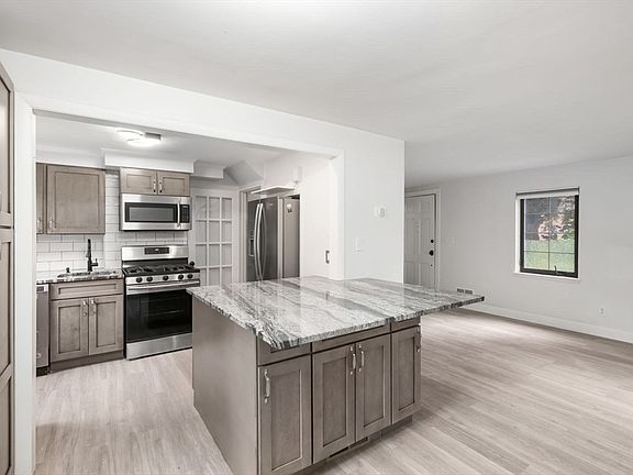 5th image of 264 Lexington St
