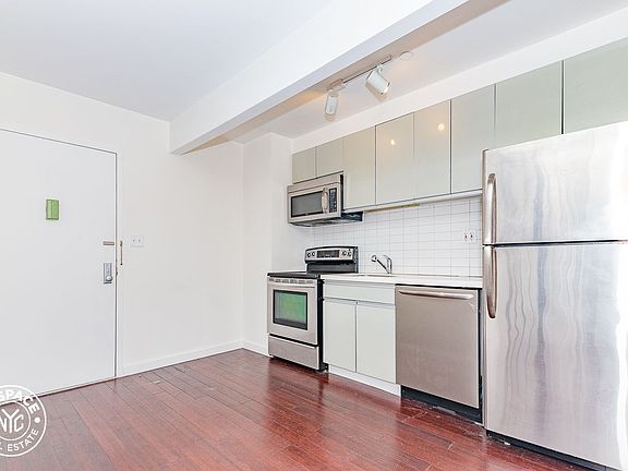2nd image of 286 Stanhope St #5DD
