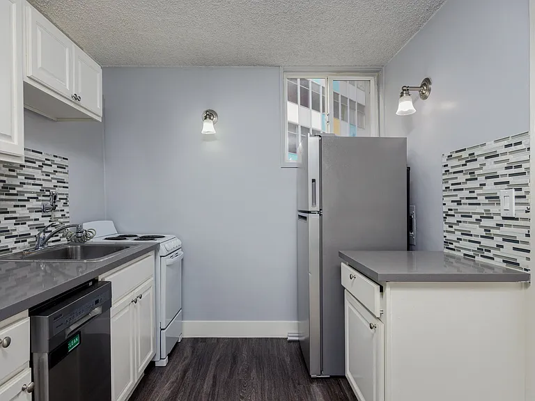 633 East 1st Street — Photo 19