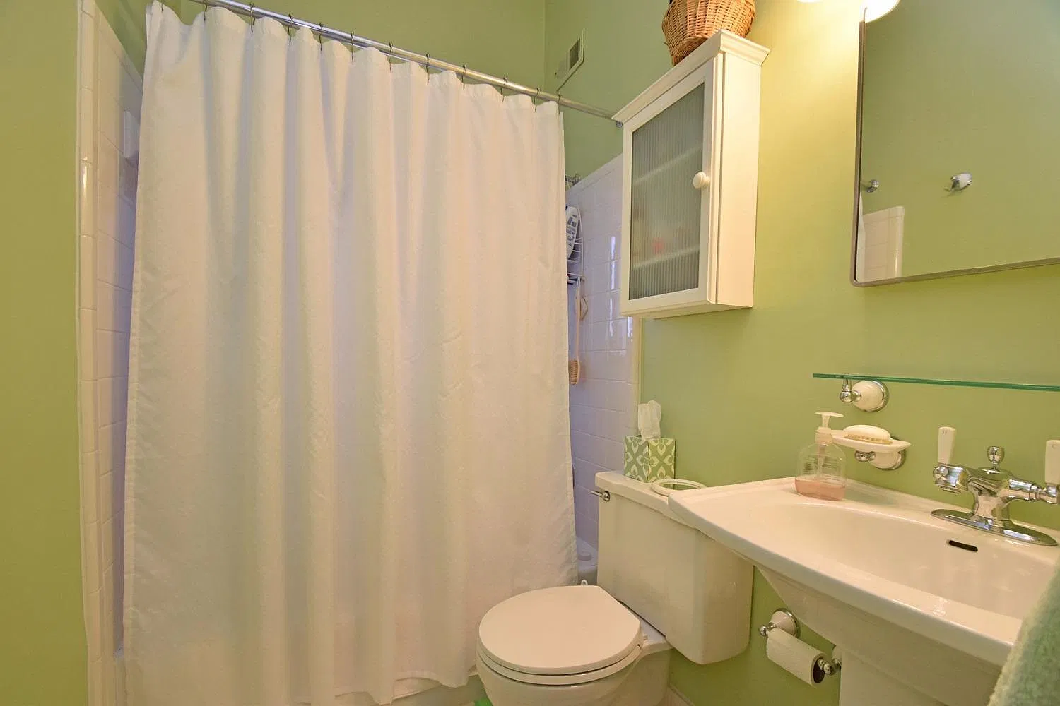 4 bed, 2400 sqft, $3,200 — Photo 4