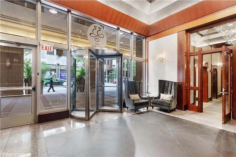 Building Photo - 33 W Ontario St #26C