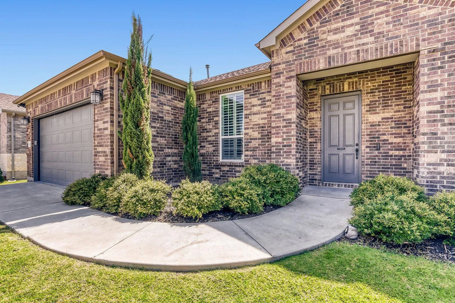 3 bed, 2.5 bath, 2244 sqft, $3,700 — Photo 3