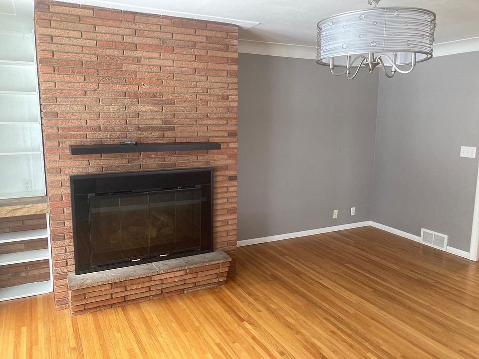 Living Room w/gas fireplace