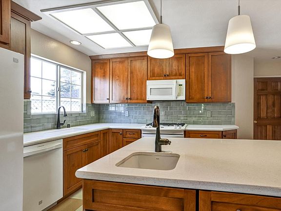 3rd image of 784 Sherman Oaks Dr