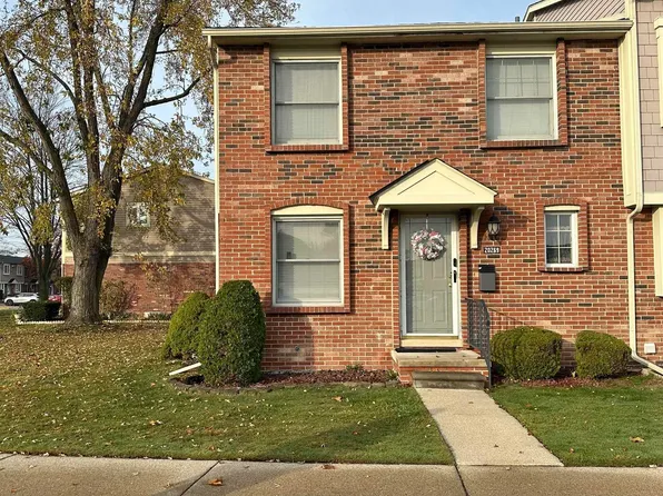 20269 Great Oaks Circle South Cir, Clinton Township, MI 48036