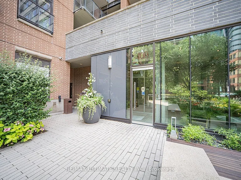 400 Wellington St W #306 — Photo 2