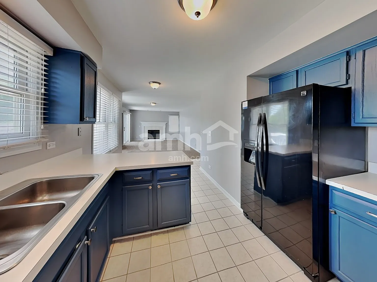 5 bed, 2.5 bath, 1900 sqft, $3,190 — Photo 3