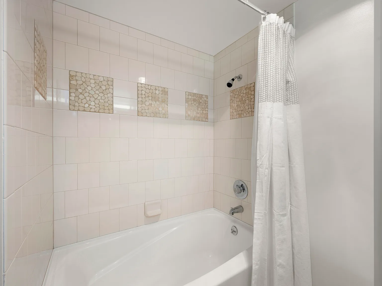 2 bed, 1441 sqft, $6,800 — Photo 2