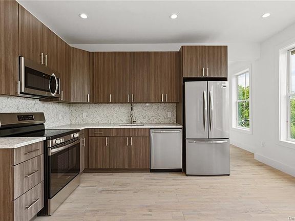 3rd image of 385 Kear St #2C
