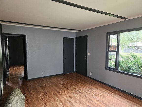 2nd image of 1020 Irving Ave