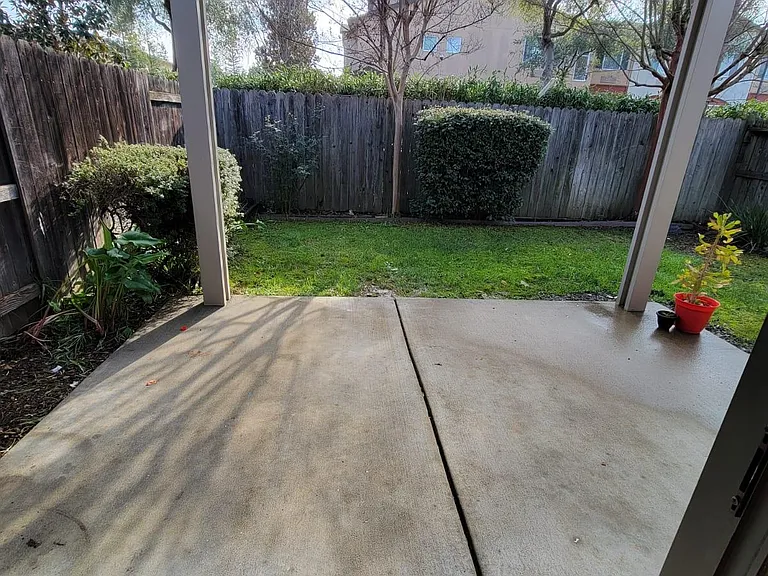 2512 Larkspur Ln — Photo 9