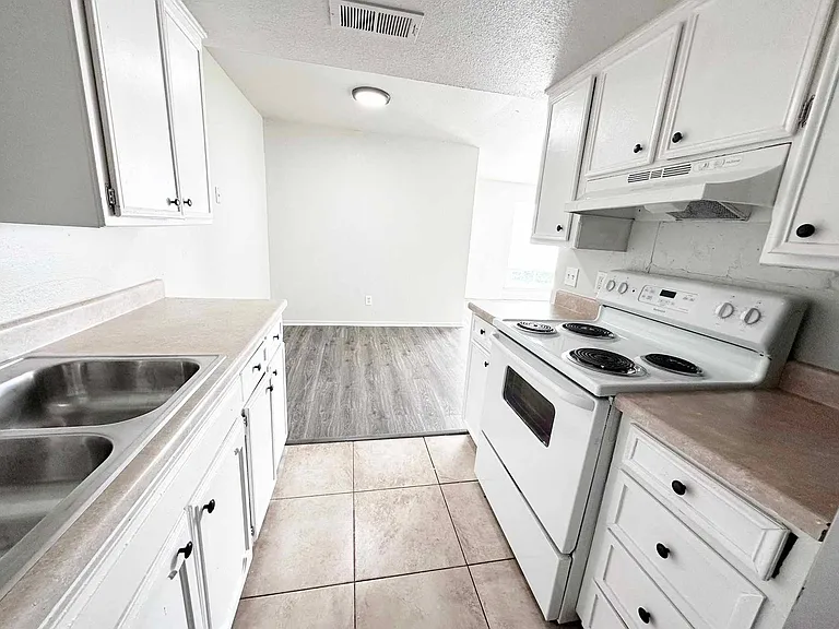 7321 Melrose Ln — Photo 4