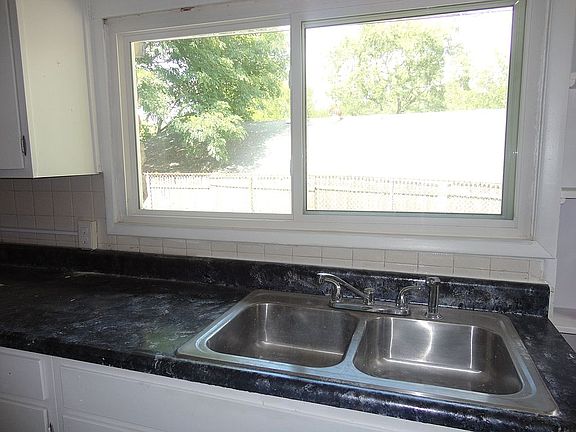 Kitchen sink/counter