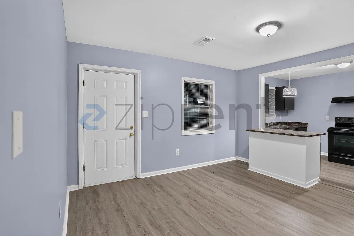 3 bed, 1350 sqft, $1,615 — Photo 1