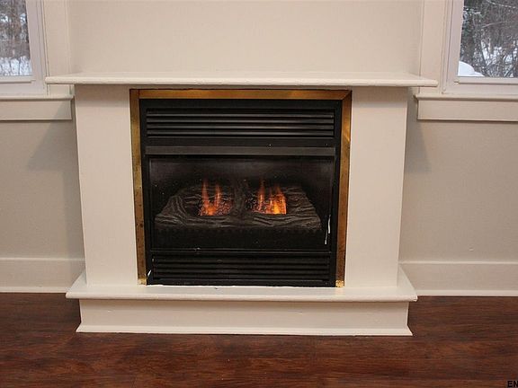 4th image of 146 Bay St