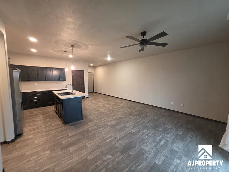 2542 E Meadowside Pl — Photo 3