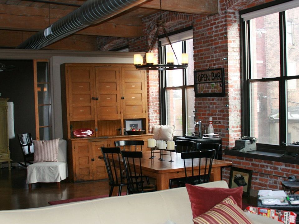 Dining Area - tons of sunlight!