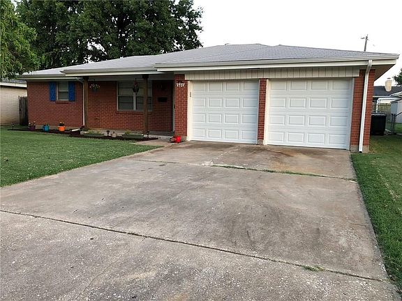 4th image of 4704 Woodview Dr