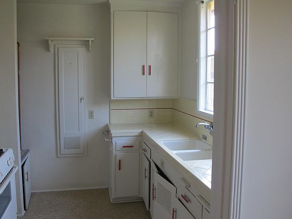 4th image of 231 N Kenwood St APT E