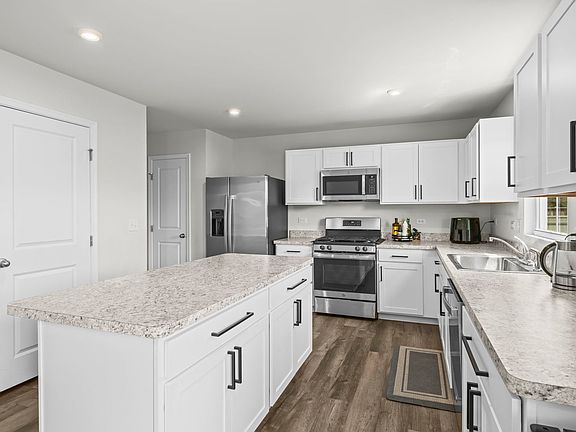 3rd image of 511 Larkspur Ln