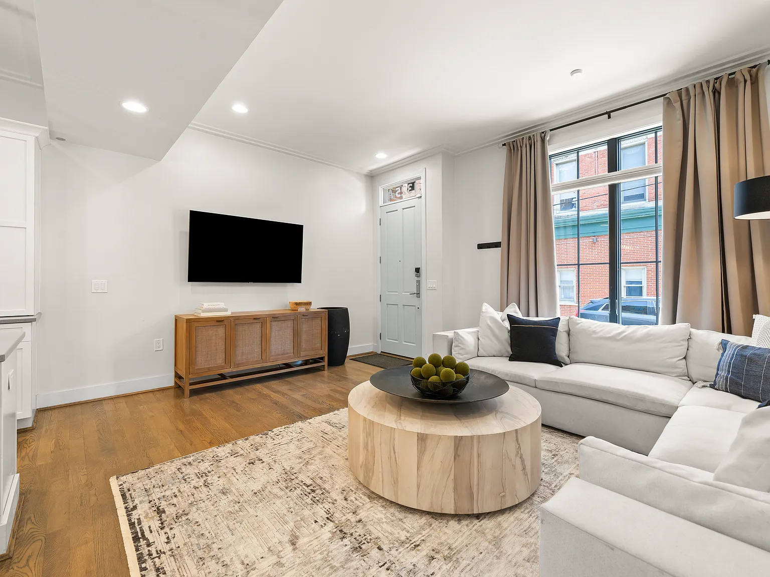 3 bed, 2436 sqft, $6,750 — Photo 3