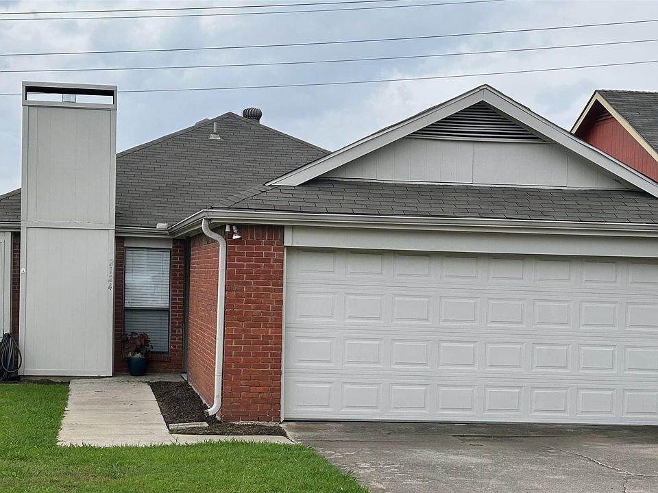 Great location in Carrollton. Backs to greenbelt area and trail.
