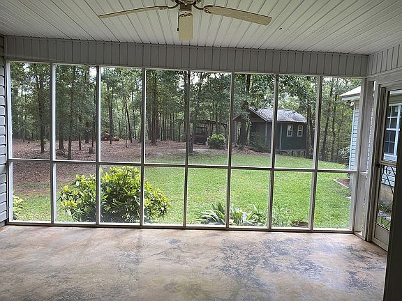 Screened porch w/TV hookup 
