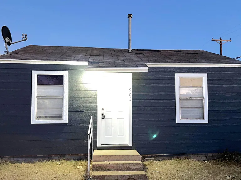 903 Avenue G — Photo 1