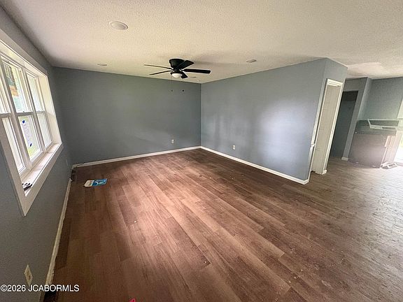 3rd image of 1809 Iris Dr