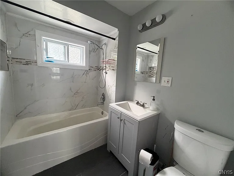 1628 Steuben St — Photo 4