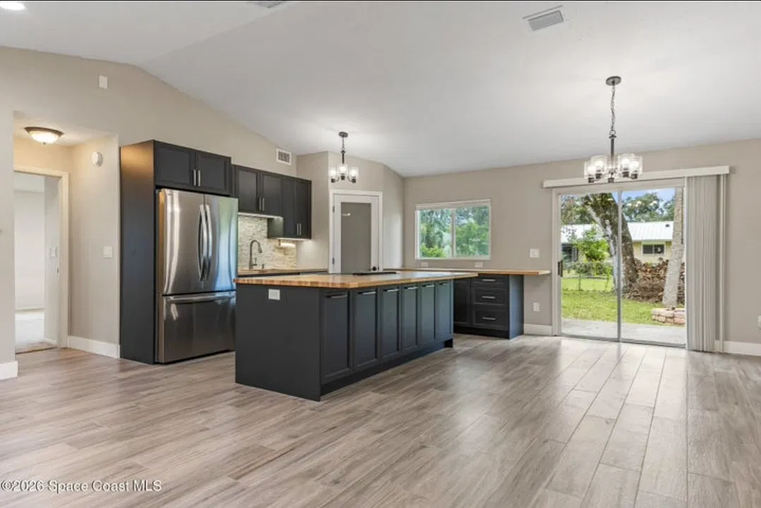 3 bed, 1363 sqft, $2,200 — Photo 2